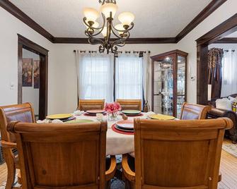 Amazing Single Family Home In South Minneapolis. Full Lloaded! - Minneapolis - Dining room