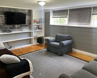 Blue cottage in Port Franks - Lambton Shores - Living room
