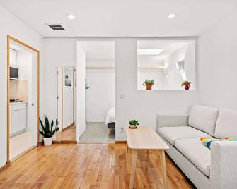 Scenic Retreat with Deck & Stunning Views in LA - Glendale - Living room