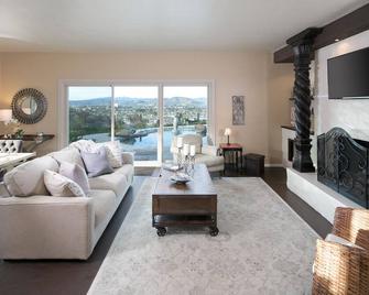Private Estate with Incredible Views, Pool and Three King Beds! - El Cajon - Stue