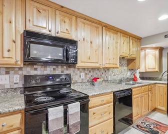 Cozy American Fork Retreat with Electric Fireplace - American Fork - Kitchen