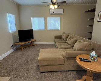 Cozy Cottage Downtown Paso Robles. Centrally located. - Paso Robles - Living room