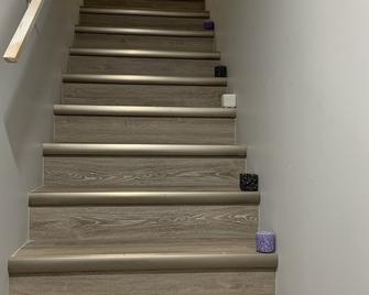 Guest Home in Regina -- Feels like Home - Regina - Stairs