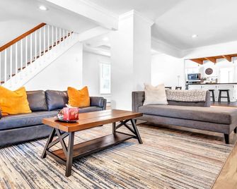 4br 3ba Spacious Ski House Close to Village! - Conway - Wohnzimmer