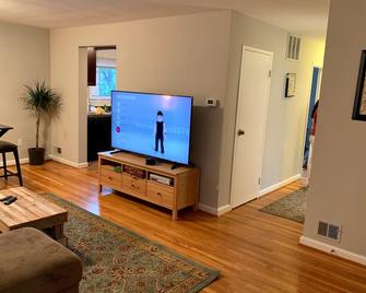 2Br Arlington Walk to Metro, mins to Whitehouse - Arlington - Sala de estar