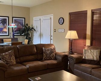 Charming 4-bed/3 bath house in Rockwall. Every stay is 5-Stars. Big bedrooms. - Rockwall - Living room