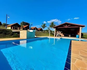 Chácara com 4 Chalés grande piscina - Atibaia - Piscine