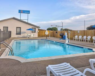 Motel 6 Bryan - College Station - Bryan - Bể bơi