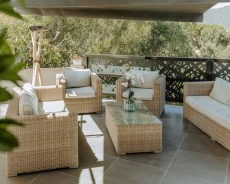 Villa Ste Maxime for 8 to 10 pers -5 mn from the beach - Swimming pool - air conditioning - Sainte-Maxime - Balcone