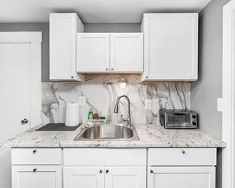 Elegant 1BR, Workspace, Near Parks and Summit Lake - New Castle - Kitchen