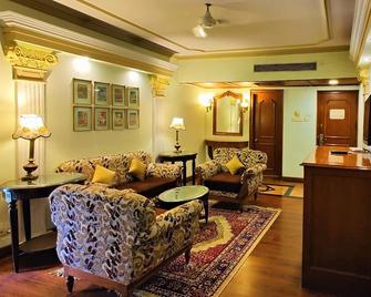 Hotel Tuli International - Nagpur - Wohnzimmer