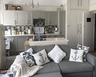 St John's Guest House - Weymouth - Kitchen