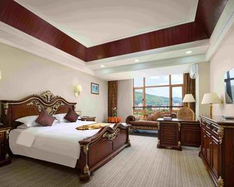 Golden Zone Hotel - Xishuangbanna - Bedroom