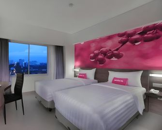 Yusra Inn Hotel Bekasi - Bekasi - Soveværelse