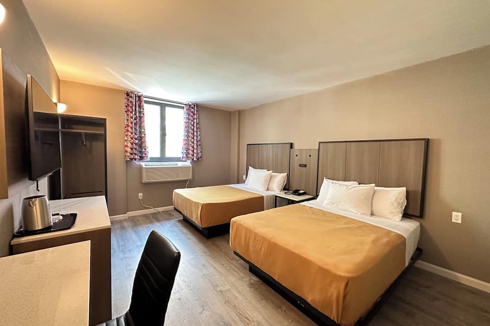 Bedroom view of Regal Inn & Suites New York Laguardia Hotel