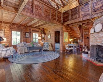 Charming lakefront cabin close to Acadia National Park - Franklin - Living room