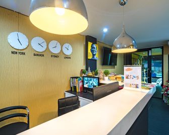 Matchbox Bangkok Hostel - Bangkok - Front desk