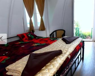 Dreamz Avalanche Lake View Resort - Ooty - Bedroom