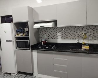 Apartamentos Aconchegante Aki - קאקואל - מטבח