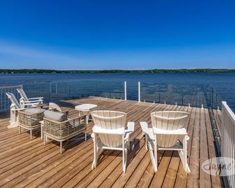 Island Property on Lake Muskoka! 4brdm, 3 bath! Best Internet! SUP, Kayak - Bracebridge