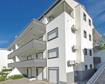One-Bedroom Apartment Makarska With Sea View 07 - Makarska - Building