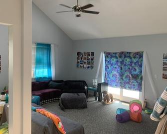 Cruzmania Adventure House - West Henrietta - Living room