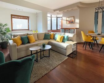 Central Location with parking by He-Ra Apartments Skopje - Skopje - Living room