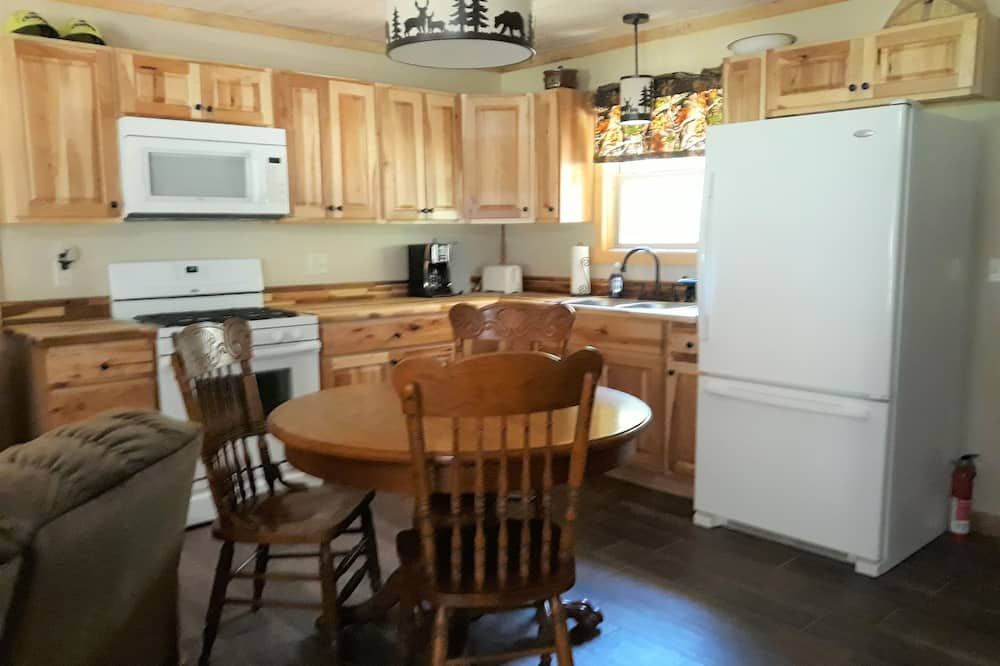 Cozy 2-bedroom cabin in lovely Diana with AC and charm