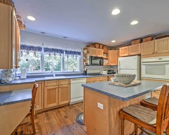 2 Mi to Beach Nautical Retreat in Bourne! - Bourne - Kitchen