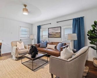 Jockey Suite at Sugar Hill Farm - Versailles - Living room