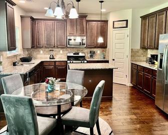 Beautiful 4 bedroom house - 13 min form the airport. (Music Studio Rental) - Fairburn - Kitchen
