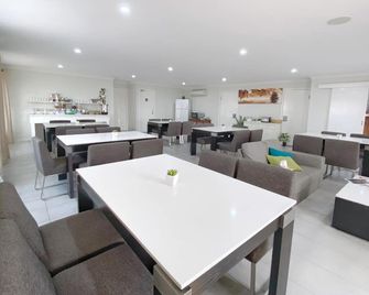 Almond Inn Motel - טמוורת' - מסעדה