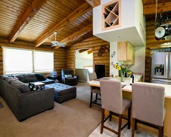 Walk to Ned, perfect for families, theater room, ping-pong, heated garage! - Nederland - Sala de estar