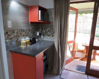 1-on-Ross - Grahamstown - Kitchen