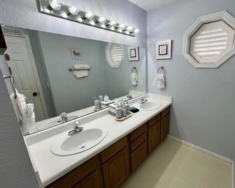 Family Fun! Sleeps 8, King Bed, 2 Queens - Rogers - Bathroom