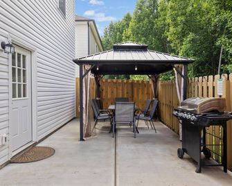 Modern House in Great Location With Game Room! - Charlotte - Patio