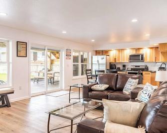 Lakeview Retreat, 6BR with Hot Tub Bliss - Brooklyn - Living room