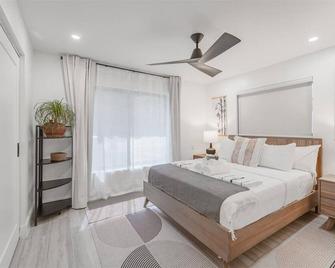 Tranquil, Waterfront Pool + Spa Home - Oakland Park