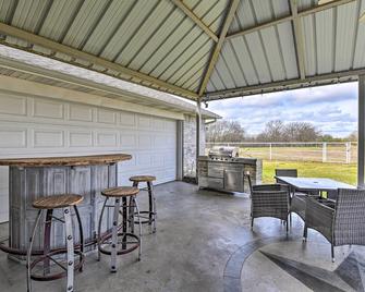 Leaping Toad Ranch about 9 Mi to Lake Granbury! - Granbury - Patio