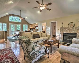 Resort Home on Mountain Golf Course with Deck and View - McGaheysville - Living room