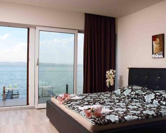 Seehaus 1 Directly On The Shore With Its Own Jetty - Balatonszárszó - Habitación