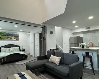 Dt Dallas 2bd Cozy Abode 5 Min From Love Field - Dallas - Living room