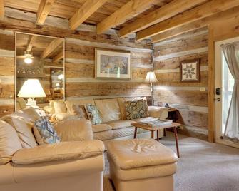 Outdoorsmens Paradise on River with Fire Pit! - Townsend - Living room