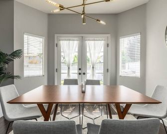 Goode Homes Luxury Modern Home With Jacuzzi - Santa Clarita - Dining room