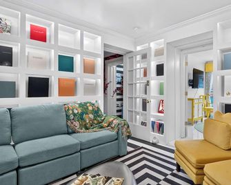 Cheeky RxR - Art Museum Loft with rooftop deck - La Grange - Lounge