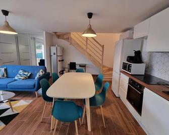 Jolie Maison Récente, au Calme - Saint-Denis-de l'Hôtel - Comedor