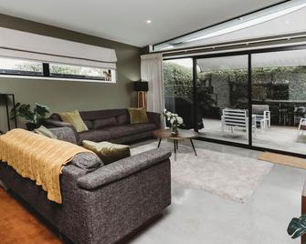 Perfect On Powderham Prime Inner City Location - New Plymouth - Phòng khách