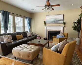 Bright, Spacious 5-bdrm Bay Head Shore Home - super close to beach, lake & town - Bay Head - Sala de estar