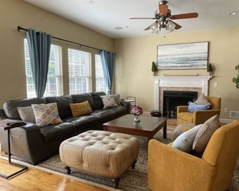 Bright, Spacious 4-bdrm Bay Head Shore Home - super close to beach, lake & town - Bay Head - Sala de estar