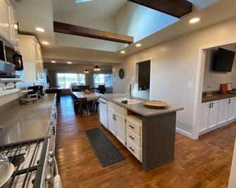 Havana Lakeside Escape- Private Beach & Game Room! - Havana - Kitchen